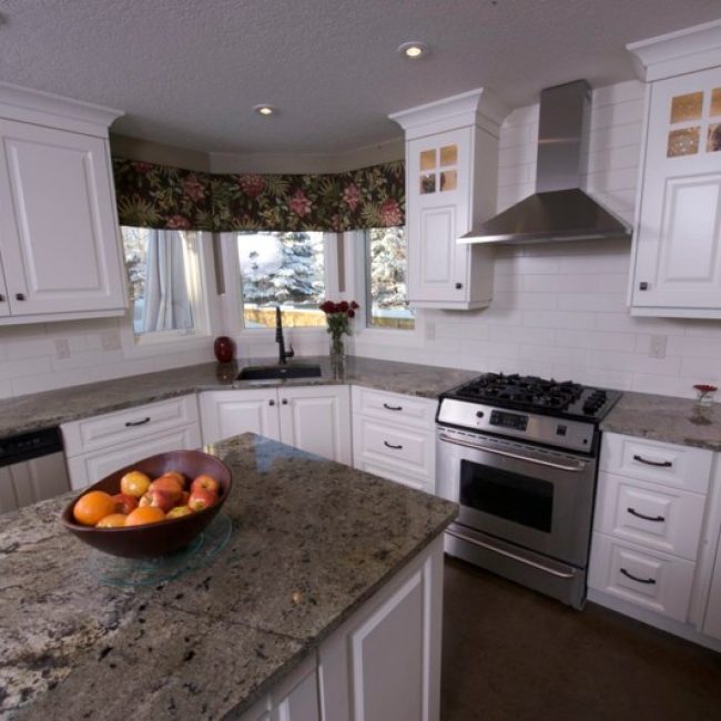 After shot of some truly gorgeous white laquer kitchen cabinets, courtesy of Evolve Kitchens.